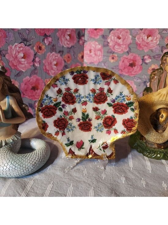 Other - DECOUPAGE FLOWERS ON A SCALLOPED SHELL